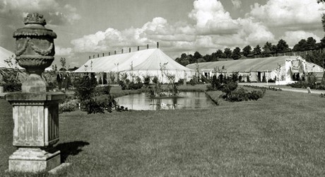 <p>In 1947 wordt door de Koninklijke Nederlandse Middenstadsbond, de Nederlandse R.K. Middenstandsbond en de Stichting Stadsontwikkeling Zutphen op het open terrein achter de lunetten een Algemene Middenstands- en Industrietentoonstelling georganiseerd. A. Warnaar maakte het ontwerp voor het tentoonstellingsterrein, met een plantsoen, vijver, betegelde paden, bloemperken, tenten, poorten en een obelisk. Zie: <a href="https://bit.ly/2zHAQij">https://bit.ly/2zHAQij</a>. </p>
